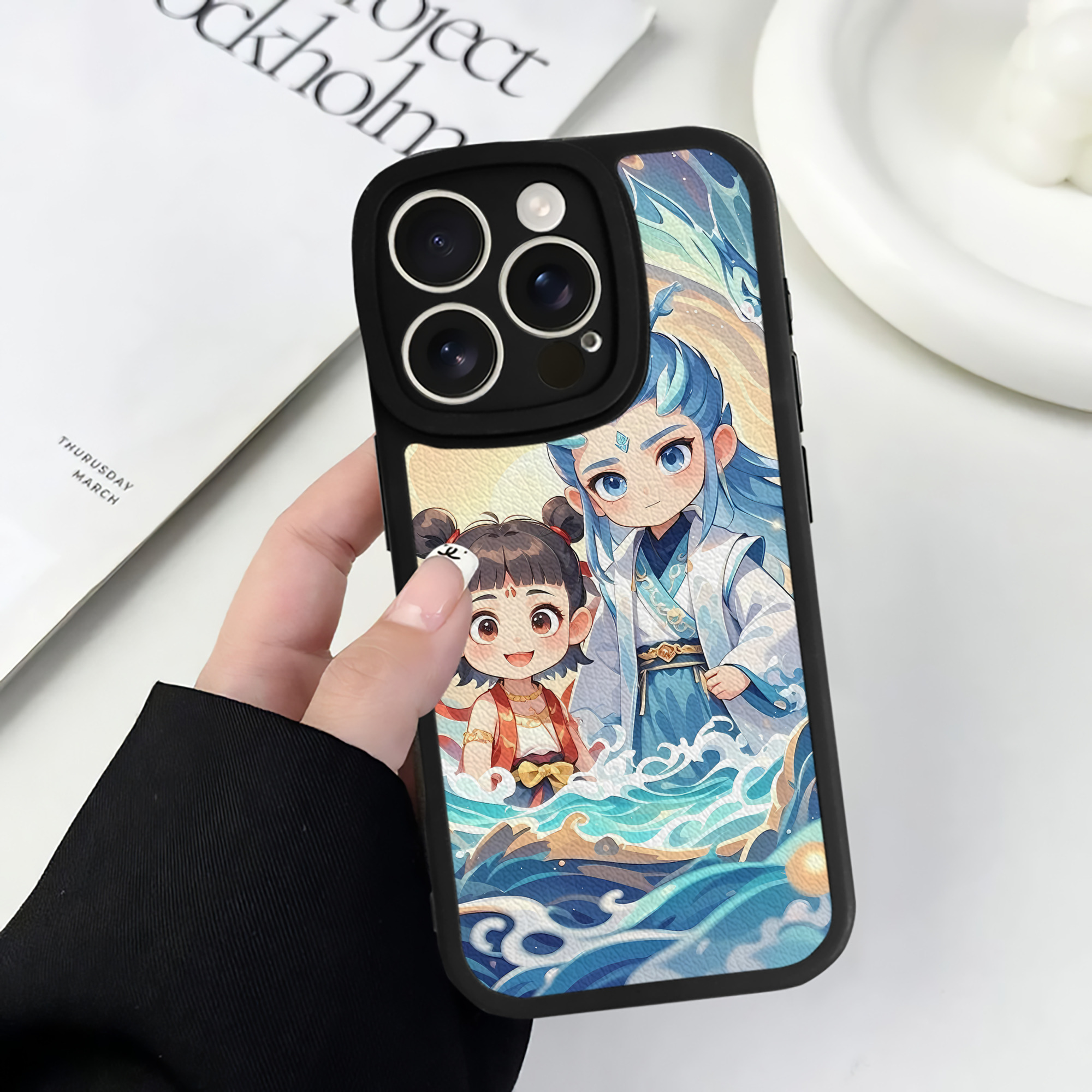 （画像用） Ne Zha 2 ナタ 魔童の大暴れ 【iPhone 16シリーズ対応】シリコンスマホケース（レザー調） 材質：シリコン